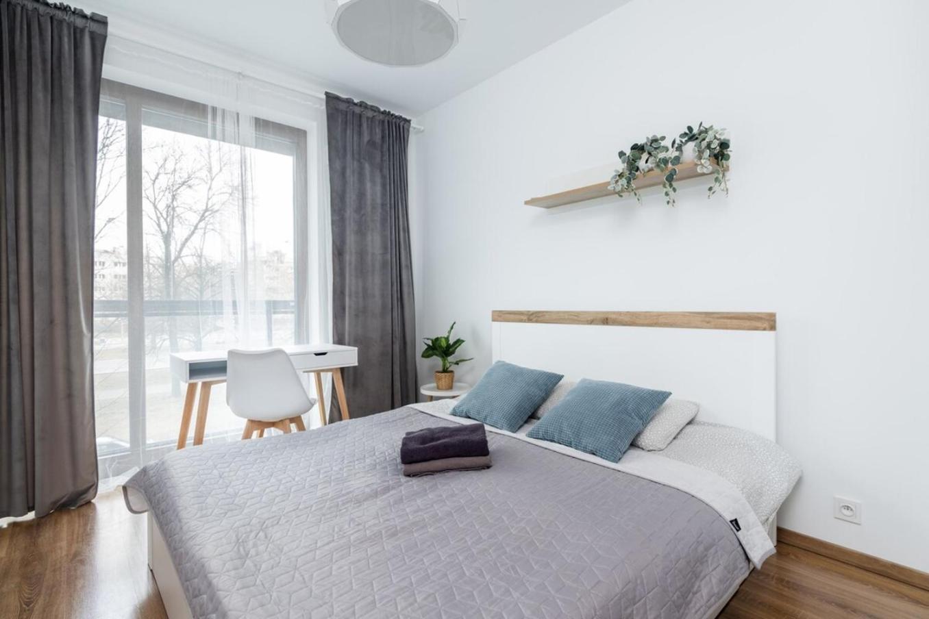 Premium White Marina Chopin Airport *