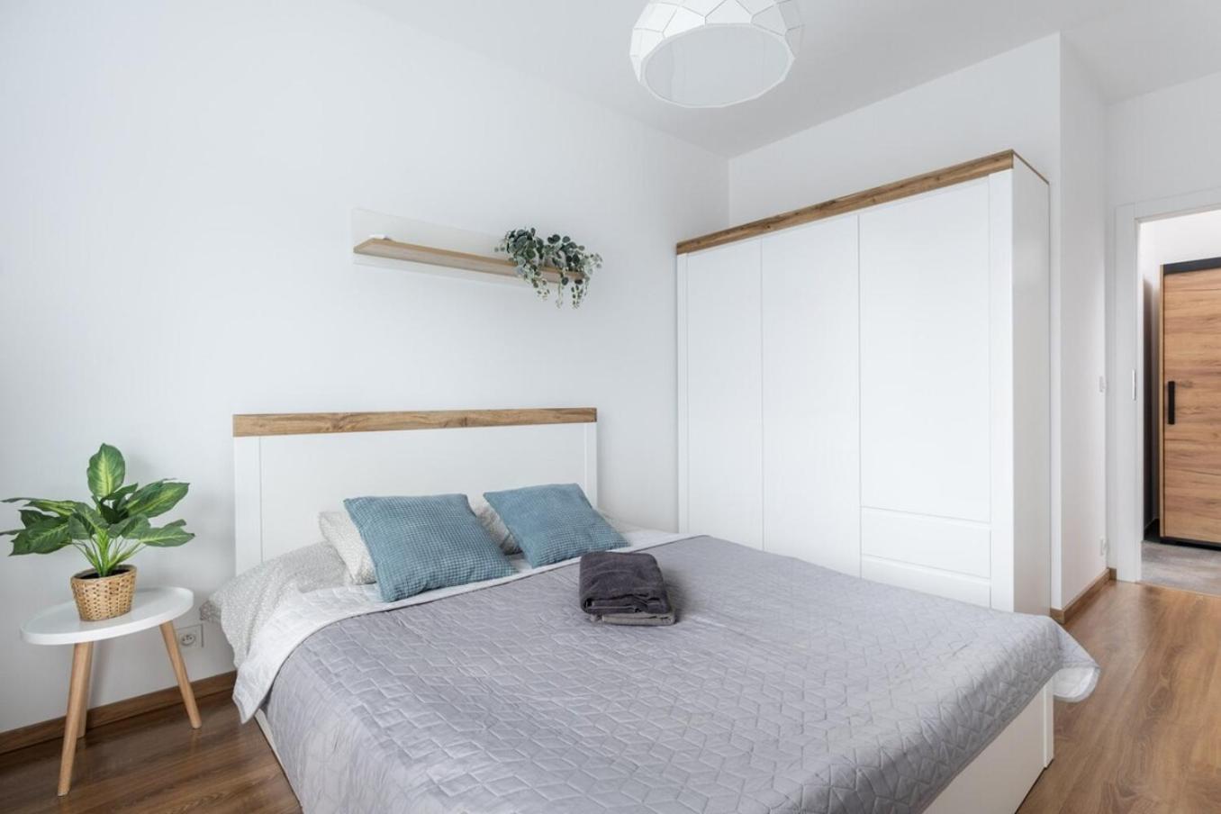 Premium White Marina Chopin Airport *